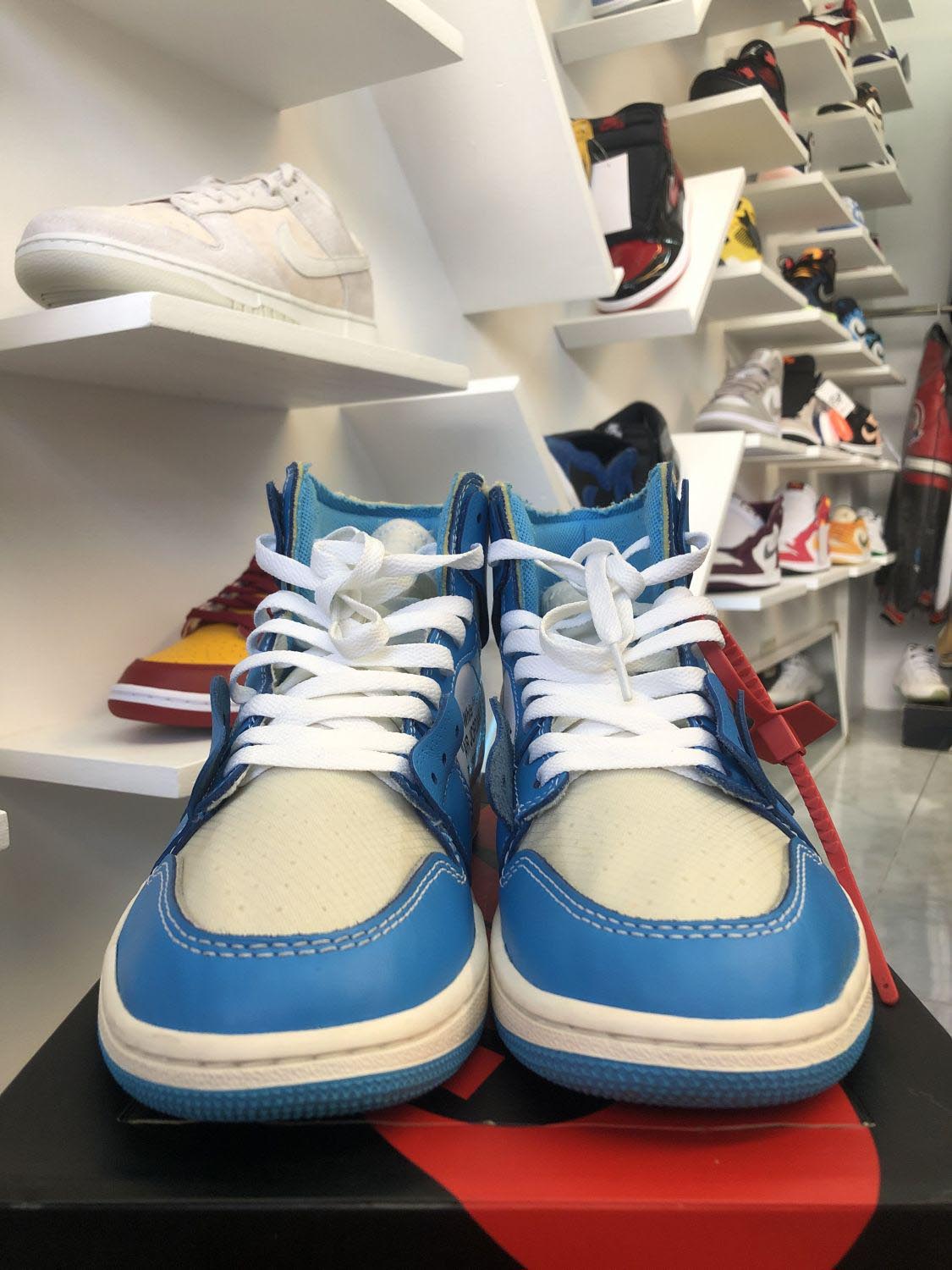 Off white jordan 1 clearance unc retail